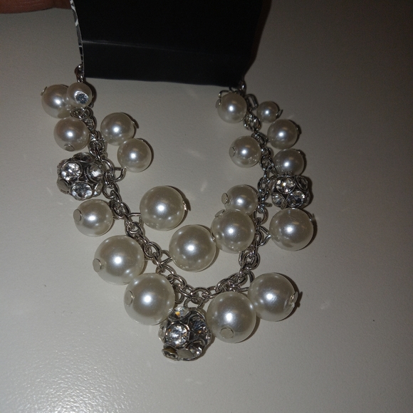 Stretch Rings Grey Faux Pearl Rhinestone Ring and Bracelet set. - Picture 6 of 7